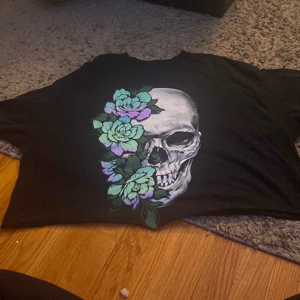 Women’s crop graphic tea